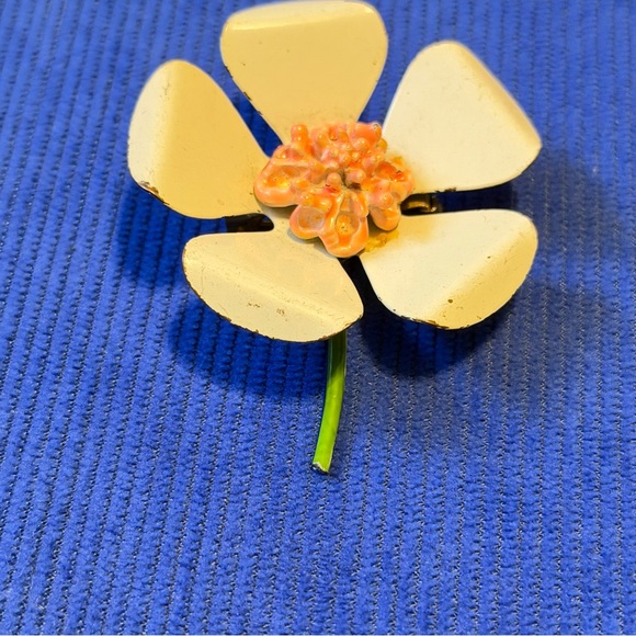 Vintage White Floral and Pink Brooch - Picture 2 of 8